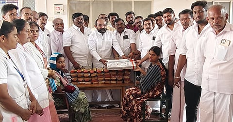 அந்தியூா் அரசு மருத்துவமனையில் பயனாளிகளுக்கு  நலத்திட்ட உதவி வழங்கிய உச்சநீதிமன்ற வழக்குரைஞா் வி.என்.சுப்பிரமணியம்.