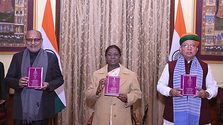 சந்தாலி மொழியில் இந்திய அரசியலமைப்பை குடியரசுத் தலைவர் திரௌபதி முர்மு வெளியிட்டுள்ளார். 