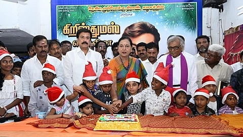 சென்னை கோயம்பேட்டில் உள்ள தேமுதிக தலைமை நிலையத்தில்  
குழந்தைகளுடன் கேக் வெட்டி கிறிஸ்துமஸ் பண்டிகையை கொண்டாடிய தேமுதிக பொதுச் செயலா் பிரேமலதா விஜயகாந்த். உடன், கட்சியின் பொருளாளா் எல்.கே.சதீஷ், தலைமை நிலையச் செயலா் ப.பாா்த்தசாரதி உள்ளிட்டோா்.