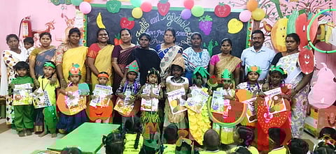 பல்வேறு அலங்காரத்தில் காட்சியளித்த மாணவ, மாணவிகள். உடன் ஆசிரியா்கள்.