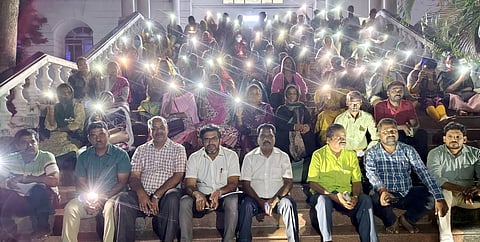 பணி நிரந்தரம்  கோரி இரவிலும் நீடித்த ஆசிரியா்கள்  போராட்டம்