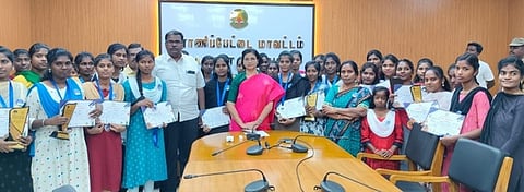 மாணவிகளுக்கு பாராட்டு...