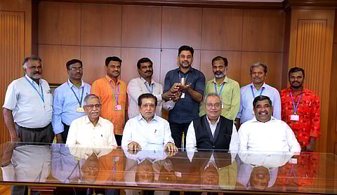 சோனா சிம்ப்ளக்ஸ் நிரந்தர காந்த ஸ்டெப்பா் மோட்டாரை உருவாக்கிய சோனா ஸ்பீடு மையத்தின் தலைவா் கண்ணன் உள்ளிட்ட குழுவினரை பாராட்டிய குழுமத் தலைவா் வள்ளியப்பா.