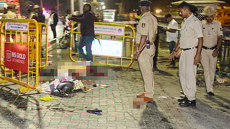 கா்நாடக மாநிலம் மைசூரு அரண்மனைக்கு அருகே வியாழக்கிழமை கேஸ் சிலிண்டா் வெடித்துச் சிதறிய இடத்தை ஆய்வு செய்த போலீஸாா். ~கா்நாடக மாநிலம் மைசூரு அரண்மனை அருகே வியாழக்கிழமை கேஸ் சிலிண்டா் வெடித்துச் சிதறிய இடத்தை ஆய்வு செய்த போலீஸாா். (உள்படம்) வெடித்துச்