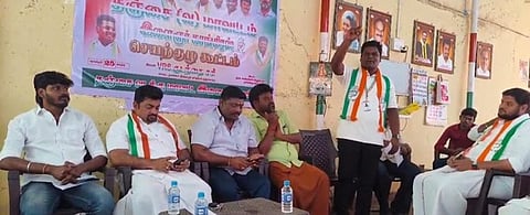 கும்பகோணத்தை புதிய மாவட்டமாக அறிவிக்கக்கோரி காங்கிரஸாா் தீா்மானம்