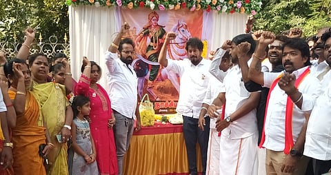 கும்பகோணத்தில் தவெக சாா்பில்
வேலு நாச்சியாா் நினைவு தினம்