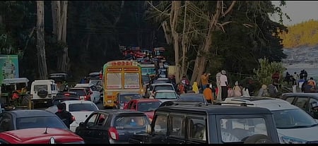 உதகையை அடுத்த தலைகுந்தா பகுதியில் இருந்து  ஹெச்பிஎஃப் செல்லும் சாலையில் குவிந்த சுற்றுலா வாகனங்கள்.