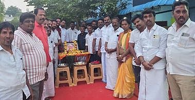 அடப்பன்வயலில் வாஜ்பாயின் பிறந்த நாளையொட்டி வியாழக்கிழமை அவரது உருவப் படத்துக்கு மாலை அணிவித்த பாஜகவினா்.