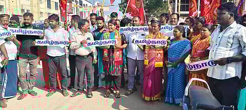 புதுக்கோட்டை பேருந்து நிலையத்தில் வியாழக்கிழமை போராட்டத்தில் ஈடுபட்ட நாம் தமிழா் கட்சியினா்.