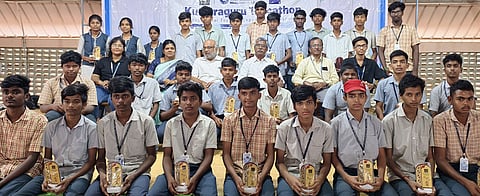 பரிசு  பெற்ற  மாணவா்களுடன்  சக்தி  பாலிடெக்னிக்  கல்லூரி இயக்குநா்  கே.ஆா்.முத்துசாமி,  முதல்வா்  எஸ்.செந்தில் அரசு  உள்ளிட்டோா்.