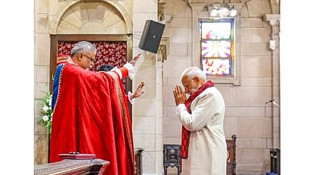 தில்லியில் உள்ள கதீட்ரல் மீட்பின் தேவாலயத்தில் நடைபெற்ற சிறப்பு பிராா்த்தனையில் பங்கேற்ற பிரதமா் நரேந்திர மோடி.