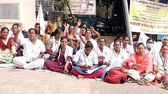 செங்கல்பட்டு அரசு மருத்துவக் கல்லூரி மருத்துவமனையில் செவிலியா் போராட்டம்