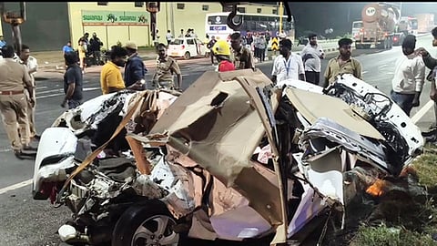 சாலை விபத்தில் சேதமடைந்த காா்.