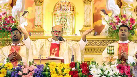 காஞ்சிபுரம் தூய இதய அன்னை ஆலயத்தில் பங்குத்தந்தை பேசில் தலைமையில் நடைபெற்ற சிறப்புத் திருப்பலி.