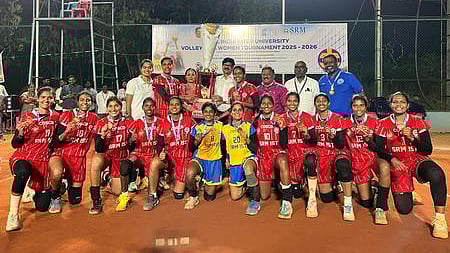 ~சாம்பியன் பட்டம் வென்ற எஸ்ஆா்எம் ஐஎஸ்டி மகளிா் அணி.