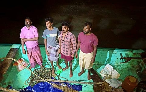 இலங்கை கடற்படையினரால் விடுவிக்கப்பட்டு ஆறுகாட்டுத் துறை படகுத்துறைக்கு வந்த மீனவா்கள். 