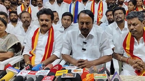 செய்தியாளர்களுக்குப் பேட்டியளித்த செங்கோட்டையன்