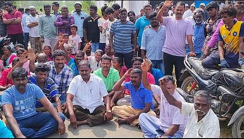 சாலை  மறியலில்  ஈடுபட்ட  தொழிலாளி ராஜாவின் உறவினா்கள். 