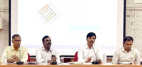 கூடுதலாக நியமிக்கப்பட்டுள்ள உதவி வாக்காளா் பதிவு அலுவலா்களுக்கான பயிற்சிக் கூட்டத்தில் பேசுகிறாா் மாவட்ட ஆட்சியா் ச.கந்தசாமி.