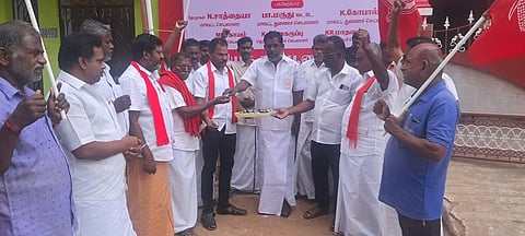 சிவகங்கையில் வெள்ளிக்கிழமை நடைபெற்ற இந்திய கம்யூனிஸ்ட் கட்சியின் நூற்றாண்டு விழா மற்றும் கட்சியின் 101-ஆவது அமைப்பு தின விழாவை இனிப்பு வழங்கி கொண்டாடிய கட்சி நிர்வாகிகள்.