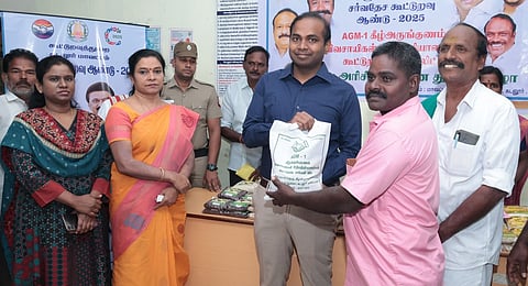 கூட்டுறவு சங்கம் மூலம் சிறுதானியம் விற்பனை: ஆட்சியா் தொடங்கி வைத்தாா்