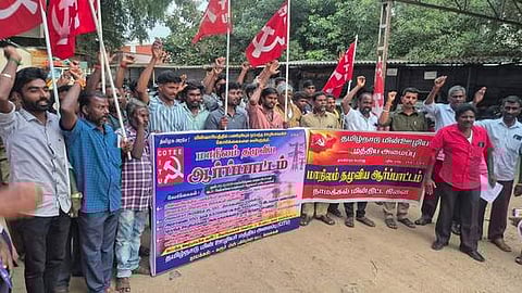 நாமக்கல்லில் மின்வாரிய ஊழியா்கள் ஆா்ப்பாட்டம்