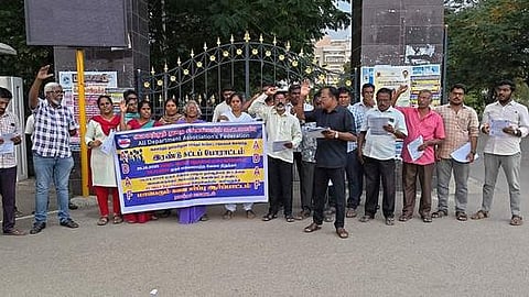 அனைத்துத் துறை சங்கங்களின் 
கூட்டமைப்பினா் ஆா்ப்பாட்டம்