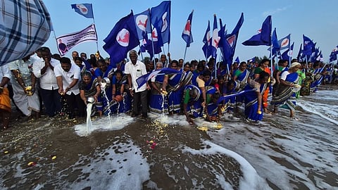 சுனாமி 21 ஆம் ஆண்டு நினைவு நாளையொட்டி, கடலூரில் கடலில் பால் ஊற்றி, மலர்தூவி மீனவர்கள் கண்ணீர் அஞ்சலி செலுத்தினர்.