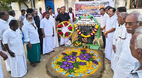 ஆறுகாட்டுத்துறை மீனவ கிராமத்தில் சுனாமியால் பலியானோரின் நினைவிடத்தில் மலர் வளையும் வைத்து அஞ்சலி செலுத்திய முன்னாள் அமைச்சர் ஓ.எஸ்.மணியன் உள்ளிட்டோர். 