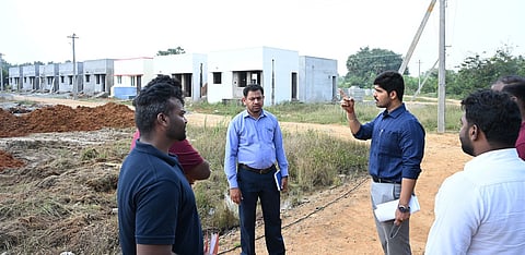  திருவள்ளூா் அருகே தண்டலம் -பேரம்பாக்கம் -தக்கோலம் செல்லும் சாலையில் சிறுபாலப் பணிகளை பாா்வையிட்ட ஆட்சியா் மு.பிரதாப்.    