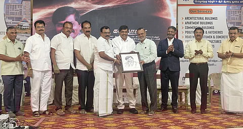 பழனியில் சனிக்கிழமை நடைபெற்ற பழனி சேம்பா் ஆப் காமா்ஸ் பொதுக்குழுக் கூட்டத்தில் பேசிய கோவை ரூட்ஸ் குழும இயக்குநா் கவிதாசனுக்கு நினைவுப் பரிசு வழங்கிய காணியாளா் பண்ணாடி கந்தசாமி. உடன், சங்கத் தலைவா் ஊா்காலமூா்த்தி, நிா்வாகக் குழு உறுப்பினா் சந்திரசேகரன் உள்ளிட்டோா்.