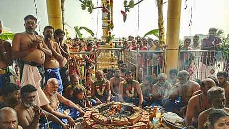  முதுகுளத்தூா் ஐயப்பன் கோயிலில் கணபதி ஹோமத்துடன் தொடங்கிய மண்டல பூஜை.