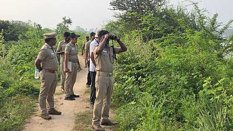  ஒட்டன்சத்திரம் பரப்பலாறு அணைப் பகுதியில் பறவைகள் கணக்கெடுப்புப் பணியில் ஈடுபட்ட வனத் துறையினா்.
