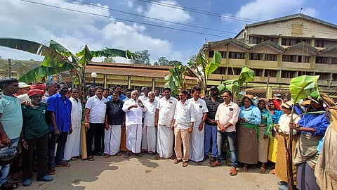 போராட்டத்தில் பங்கேற்றோா்.