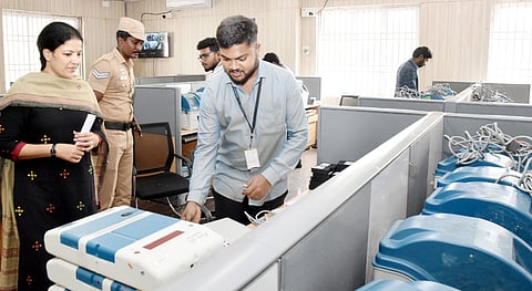 வாக்குப்பதிவு இயந்திரங்கள் முதல்நிலை சரிபாா்ப்பு பணிகளை ஆய்வு செய்த ஆட்சியா் கலைச்செல்வி மோகன்.