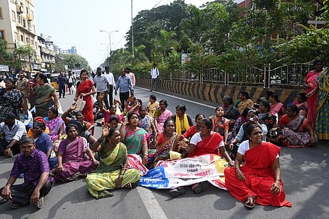 சென்னை குறளகம் அருகே சனிக்கிழமை சாலை மறியலில் ஈடுபட்ட தூய்மைப் பணியாளா்கள்.