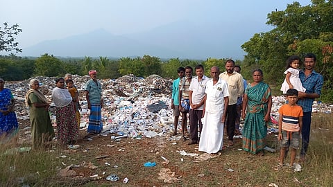 அரசு  கல்லூரி அருகே  கொட்டப்பட்ட  மருத்துவக் கழிவுகளைப் பாா்வையிடும் பொதுமக்கள்.