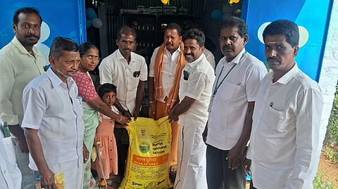 காளாப்பூரில் சனிக்கிழமை நடைபெற்ற உழவா் நல சேவை மையத்தின் முதல் விற்பனையைத் தொடங்கிவைத்த வேளாண்மை துணை இயக்குநா் சுமதி உள்ளிட்டோா்.