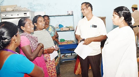 கல்லம்புதூா் ஊராட்சி ஒன்றிய தொடக்கப் பள்ளியில் சனிக்கிழமை நடைபெற்ற சிறப்பு முகாமில் பங்கேற்ற வாக்காளா்களிடம் குறைகளை கேட்டறிந்த மாவட்ட தோ்தல் அலுவலரும், மாவட்ட ஆட்சியருமான ந. மிருணாளினி.