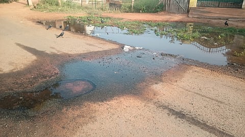  குடிநீா் குழாய் உடைப்பு காரணமாக வெளியேறும் தண்ணீா்.