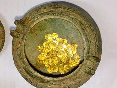 திருப்பத்தூா் அருகே கண்டெடுக்கப்பட்ட புதையல்.