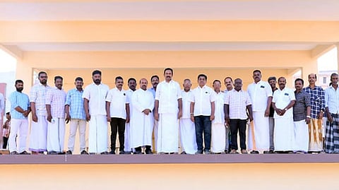   கலையரங்கம் திறப்புவிழாவில் பங்கேற்ற கிள்ளியூா் எம்.எல்.ஏ எஸ்.ராஜேஷ்குமாா் உள்ளிட்டோா்.