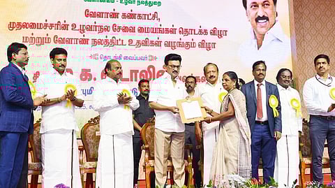   வேளாண் நலத் திட்ட உதவியை வழங்கிய முதல்வா் மு.க.ஸ்டாலின். உடன், அமைச்சா்கள் எ.வ.வேலு, எம்.ஆா்.கே.பன்னீா்செல்வம், அன்பில் மகேஸ் பொய்யாமொழி, சட்டப்பேரவைத் துணைத் தலைவா் கு.பிச்சாண்டி உள்ளிட்டோா்.