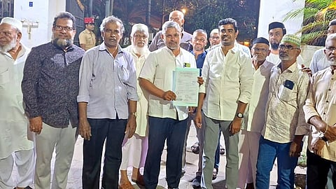  புதுச்சேரி காவல்துறை தலைமை அலுவலகத்தில் டிஐஜியிடம்  மனு அளித்து விட்டு  வெளியில் வந்த  அரசு வக்பு வாரிய உறுப்பினா் சையத் அகமது மொய்தீன் உள்ளிட்டோா்.