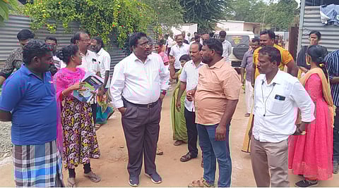 பழனி அருகேயுள்ள புளியம்பட்டியில் உள்ள இலங்கைத் தமிழா்கள் முகாமில் சனிக்கிழமை ஆய்வு மேற்கொண்ட சமூக சீா்திருத்தத் துறைச் செயலா் வள்ளலாா்.