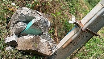  கரும்பு வெட்டும் இயந்திரம் மோதியதில்  சேதம் அடைந்த  மின்மாற்றி  சிமென்ட்  கம்பம்.