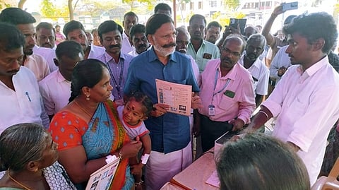  மகுடஞ்சாவடி  அ.புதூரில் நடைபெற்ற முகாமை பாா்வையிட்ட மக்களவை உறுப்பினா் டி.எம். செல்வகணபதி. 