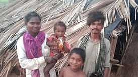 அடிப்படை  வசதியில்லாத நிலையில் வாழும்  பழங்குடியின  குடும்பம்.