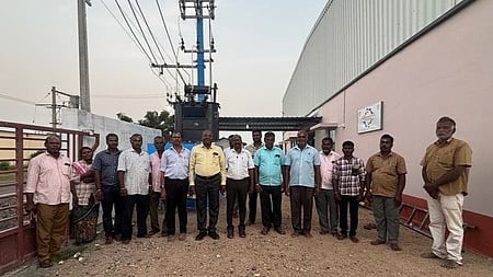  ஆசனூா் சிட்கோ தொழிற்பேட்டை வளாகத்தில் நிறுவப்பட்ட புதிய மின் மாற்றி இயக்கத் தொடக்க விழாவில் பங்கேற்றோா்.