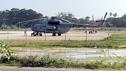  குடியரசு துணைத் தலைவா் சி.பி. ராதாகிருஷ்ணன் வருகிற 30-ஆம் தேதி ராமேசுவரம் வருவதையொட்டி மண்டபம் முகாம் இறங்குதளத்தில் சனிக்கிழமை இறக்கி சோதனை நடத்தப்பட்ட இந்திய விமானப்படை ஹெலிகாப்டா். 